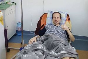 FOTO: Felicitări albaiulienilor, şi nu numai! Adrian Vinţan a strâns cei 75.000 de euro pentru şansa lui la viaţă. A făcut prima perfuzie şi continuă, încrezător, tratamentul