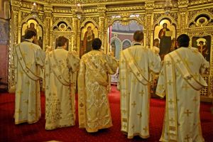 Cameramanii de nunti, ingrijorati: Filmatul in biserici, doar cu acordul Centrelor eparhiale