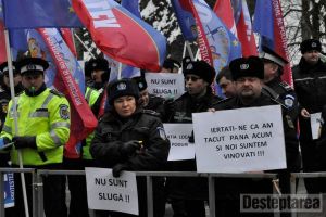 Poliţişti locali din toată ţara au protestat la Slănic Moldova