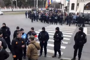 Protest in fata Palatului Cotroceni. Oamenii au iesi in strada pentru a sustine DNA  