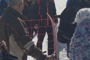 FOTO: Preşedintele Klaus Iohannis a revenit la schi, în Munţii Șureanu. A fost fotografiat în timp ce stătea din nou la rând, la telescaun