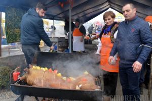 D’ale porcului: 25 de echipe din Bihor şi de dincolo de graniţă se întrec la preparat cârnaţi, caltaboşi, toroş şi jumări (FOTO/VIDEO)