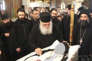 Minune? Părintele Nectarie şi-a MIŞCAT mâna în COŞCIUG înainte de a fi ÎNGROPAT. Video în articol