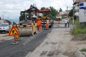 Circulaţie pe un sens pe DJ 710 Pucioasa – Bezdead, din cauza unor alunecări de teren