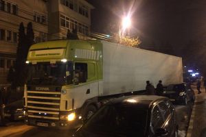 Un TIR apărut pe strada Alecsandri a acroşat o maşină