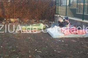 Constanta, 2018, strada Dezrobirii! Un sugar si doi minori, crescuti de parinti sub cerul liber (galerie foto)