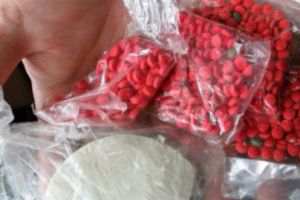 Tineri TRAFICANŢI de DROGURI, prinşi de poliţişti. Este INCREDIBIL ce au găsit anchetatorii în CASELE acestora