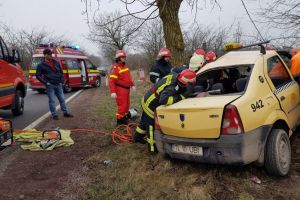 Accident la iesirea din municipiul Tulcea, spre Cataloi. Un barbat  descarcerat a fost preluat de Ambulanta (galerie foto) 