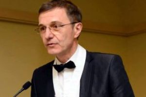 Rectorul celei mai mari Universitati din tara vorbeste despre „forte mai puternice decat ne putem inchipui”, care promoveaza ignoranta si violenta, pentru crearea de „marionete usor de manipulat”