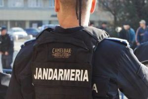 Erou în timpul liber. Un jandarm din Alba a prins un hoţ recidivist, care voia să fugă după ce a sustras mai multe bunuri dintr-un magazin din Bărăbanţ