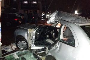 Accident grav la Moineşti. Un tânăr a intrat cu maşina într-un stâlp