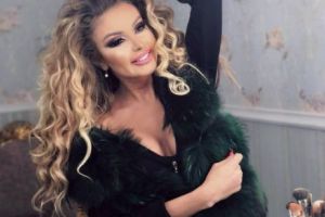 Este CEA MAI SEXY blondă din România, iar formele ei ÎNNEBUNESC toţi bărbaţii! Este ŢINTA tuturor afaceriştilor. GALERIE foto HOT