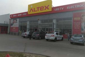 Magazinul ALTEX din Alexandria a fost călcat de hoţi