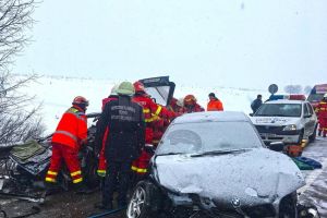 Accidente grave, cu persoane încarcerate şi un bărbat mort, duminică dimineaţă