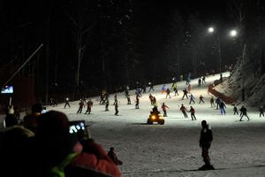 Coborâre cu torţe pe pârtia de la Slănic Moldova