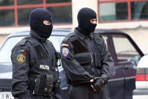 Gafa mascaţilor: Au descins la o adresă greşită şi au lovit şi umilit doi pensionari