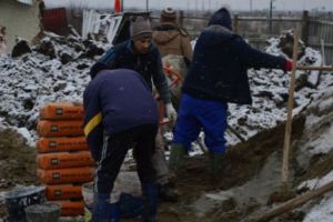 11 copii trăiesc într-o SĂRĂCIE CRUNTĂ. Condiţiile INUMANE le fac viaţa un CALVAR. Video cu PUTERNIC impact EMOŢIONAL