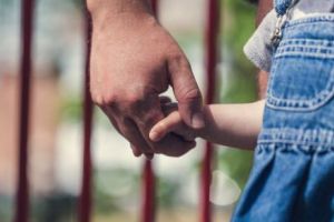 REVOLTĂ în faţa GUVERNULUI. Zeci de MAME şi COPII protestează: „Ne FURAŢI viitorul” 