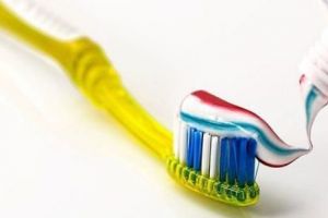 Dezbaterea care RUPT INTERNETUL în două! Pui apă pe periuţă sau pe pastă, când te speli pe dinţi. Ce spun internauţii