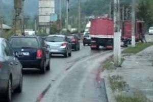 Coloane de maşini pe Valea Prahovei, între Buşteni şi Predeal se circulă cu 10 kilometri la oră