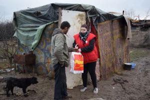 Caritate îngreunată: Voluntarii Caritas Catolic s-au împotmolit în noroi când au mers cu alimente la familiile care trăiesc lângă groapa de gunoi