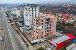 Un nou proiect imobiliar: clădirea abandonată de la intrarea în Alba Iulia dinspre Sebeş, vizavi de fosta Moară, va fi transformată în complex de apartamente