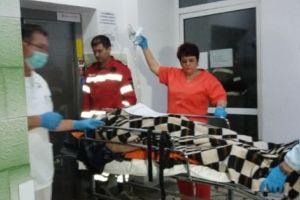 În comă după ce a fost lovit de crengi