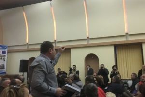 Şedinţă cu scântei la Ştefăneşti – Primăriţa şi viceprimarul, huiduiţi pentru „incompetenţă”