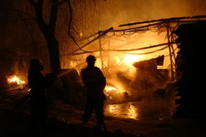Incendiu la o casă din Ungureni. Proprietara a fost găsită decedată