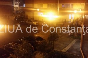 Imagini de la eveniment. Scandal la blocurile lui Mazare. Un sofer beat a intrat cu masina in scara unui bloc (galerie foto + video)  