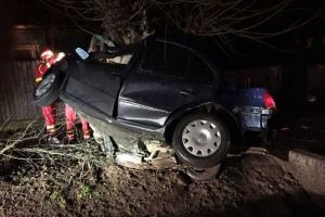Accident rutier cu victime, la Tarnava; O masina s-a izbit de un copac