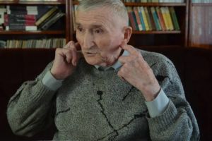 Veteran ajuns la 100 de ani, recompensat simbolic de Consiliul Judeţean. Hunedoreanul care a păcălit moartea de 100 de ori