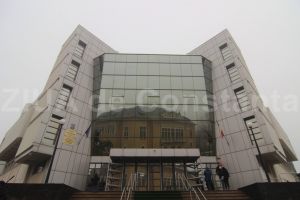 Un profesor universitar doctor, condamnat la aproape noua ani de inchisoare. Un nou termen in apelul dosarului 