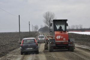 Locuitorii comunei Iteşti vor străzi asfaltate