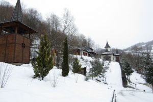 Munţii Rodnei, acoperiţi cu un strat nou de zăpadă. Peisaje superbe dintr-o drumeţie (FOTO)