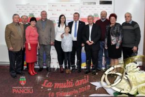 FOTO: Nicolae Datcu a cântat la petrecerea aniversară a cuplurilor păncene care au împlinit 25 şi 50 de ani de căsnicie