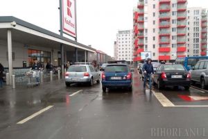 Parcare de BOV: În loc să-şi aleagă un loc de parcare, a blocat o bandă de circulaţie