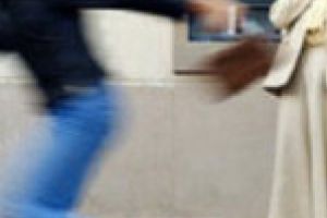 Un tanar de 17 ani acuzat de talharie dupa ce i-a smuls poseta din mana unei femei