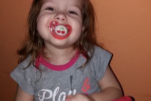 De obicei el SALVEAZA VIEȚI, dar acum are nevoie de AJUTOR! Fetiţa de 3 ani a unui POMPIER ARĂDEAN se LUPTĂ cu o boala GRAVĂ