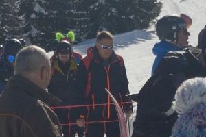 Iohannis fotografiat din nou la coadă la telescaun în Munţii Șureanu