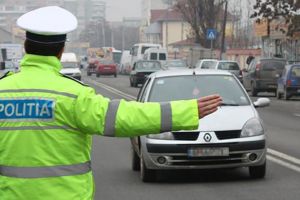 Prins de poliţişti după ce a abandonat autoturismul şi a luat-o la fugă