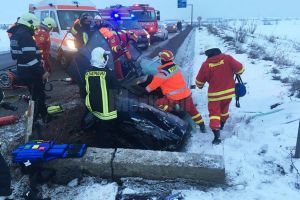 Un şofer de 22 de ani, care mergea cu 130 de km/h pe ninsoare, s-a zdrobit cu maşina de un ...