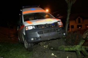 Ambulanţă avariată la Dej, de o groapă semnalizată de ”DOREL” – VIDEO