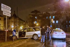 Un sofer a ajuns cu masina pe rondoul din sensul giratoriu Marasti