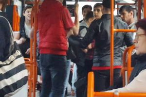 O gasca de 3-4 golani ii terorizeaza pe elevi, in autobuzul 30. Ce spune parintele unuia dintre copii