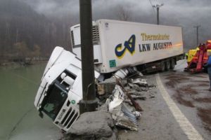 Accident pe DN 1, la Poiana Tapului. Un TIR a 