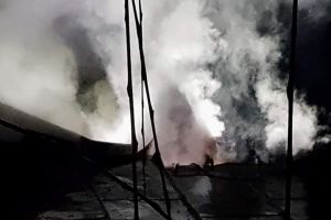 FOTOGALERIE. Incendiu puternic. Acoperişul unei case s-a făcut scrum