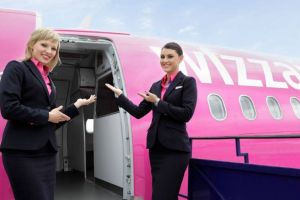 COMPANIA aeriană WIZZ AIR face ANGAJĂRI la ARAD: Se caută însoţitori de bord