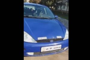 Bărbat cu permisul suspendat, prins conducând o maşină cu plăcuţe pe care scria 