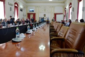 Boicotul continuă: Şi şedinţa extraordinară a Consiliului Judeţean de luni a eşuat fiindcă PNL-iştii nu s-au prezentat (FOTO)